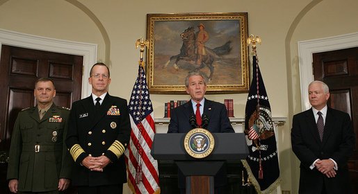 Номинация адмирала Муллена (второй слева) председателем Комитета начальников штабов ВС США. 28 июня 2007. Муллен – практик и теоретик стратегических операций из прибрежной зоны. Слева от Муллена – генерал Кэтрайт.